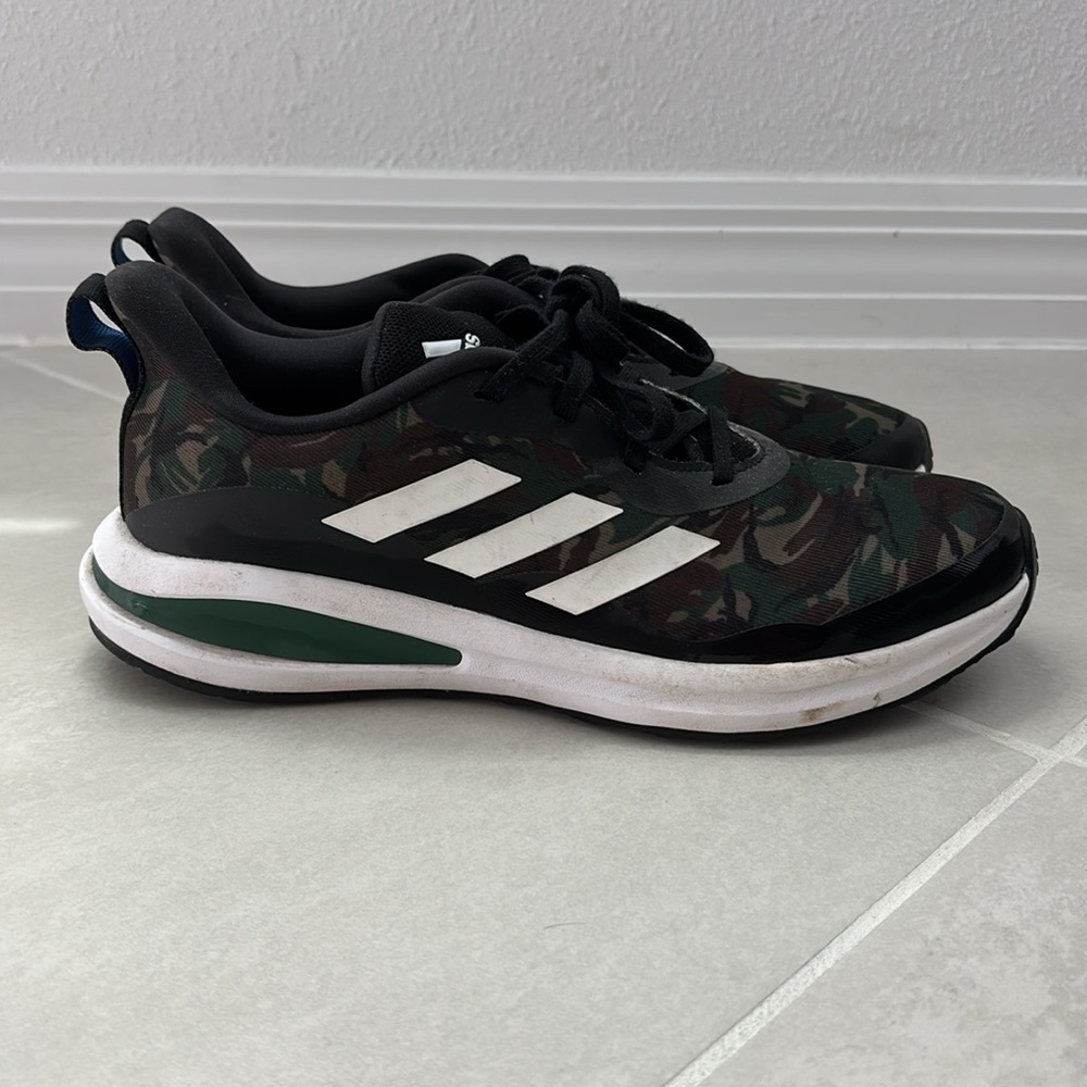 Boys adidas sneakers - Picture 3 of 6